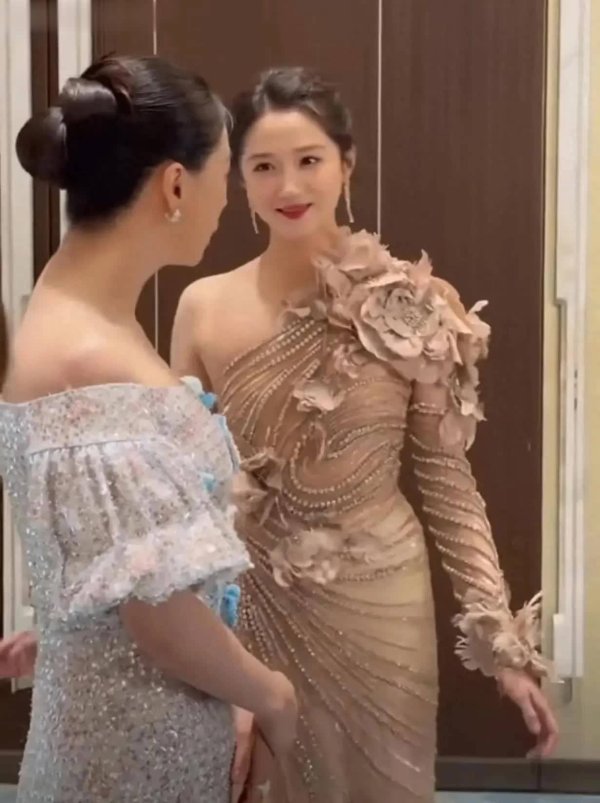 股升网 关晓彤白玉兰泪崩，蒋欣一句“儿媳妇别哭”尽显娱乐圈真姐妹情